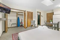 Chic Studio in Downtown Highland Park near Metra - アパートメント