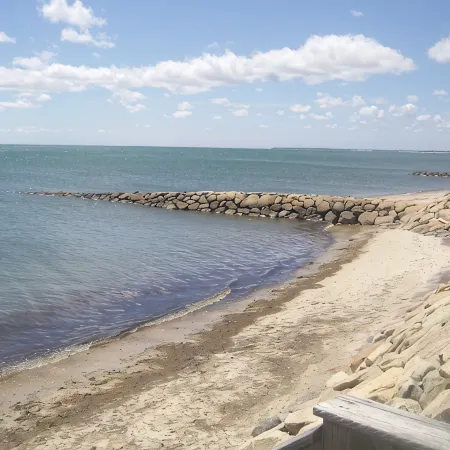 Short stroll to public and private beaches, cottage in Dennisport