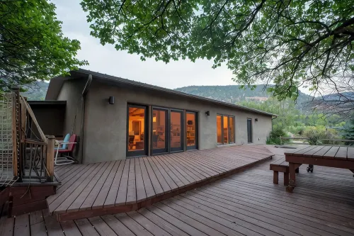 Peaceful family/group home with private attached treehouse - Homestays