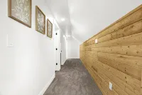 The Family Roost - warm, stylish new Barndo rolling hills & Rocky Mountain Views
