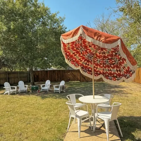 Retro Bungalow in Downtown McKinney Fenced Yard & Atari
