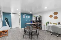 Entire house in Speedway! Pool~Big Yard~King Beds - Wifi