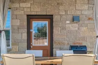 Modern Rock 3BR 3B Downtown