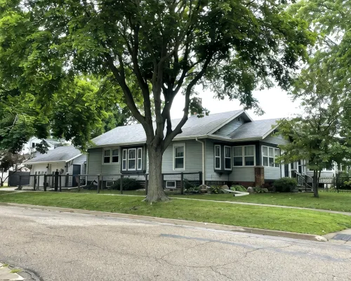 Charming 2-bedroom house in lovely Algona with WiFi, AC Hotels in Algona
