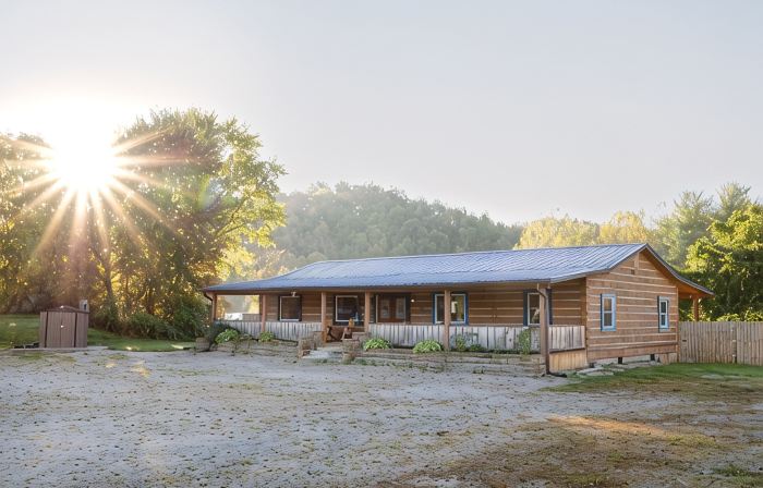 3 Min to Brown County State Park+Hot Tub+Fire Pit+Swing Set+Games
