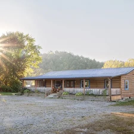 3 Min to Brown County State Park+Hot Tub+Fire Pit+Swing Set+Games