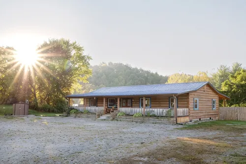3 Min to Brown County State Park+Hot Tub+Fire Pit+Swing Set+Games