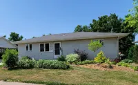 Private Entrance/Space. Peaceful Getaway. Close to Events. King Bed. Amenities! Hoteles en 