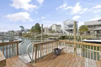 Beach House - Private Dock + Walk to the Beach - Homestays