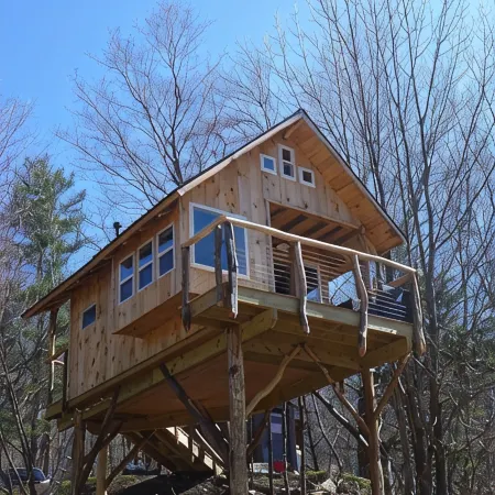 Cozy warm treehouse with Amazing views!  Winter Paradise! Hike from cabin