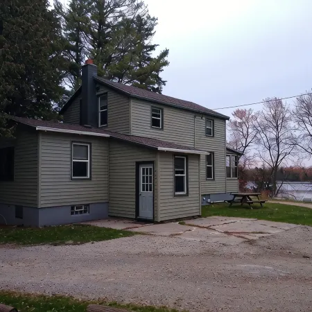 3-bedroom home on the river 10 min. from town also have identical1817617 ID #