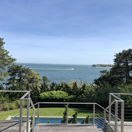 Bayfront 5 bedrooms family home. Panoramic sea view from all rooms