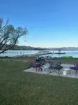 Dora’s Cabin at Grans – Flathead Lakefront, Firepit, Dock, Kayaks, Pet Friendly.