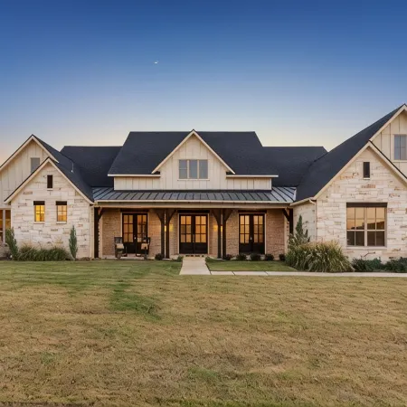 Luxury Family Estate near Dallas w/ games & outdoor living, sleeps 22