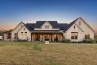 Luxury Family Estate near Dallas w/ games & outdoor living,  sleeps 22