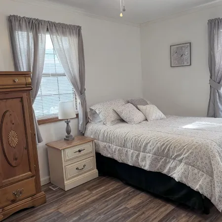 Cozy 2 bedroom Cabin on 5 acres with pond view.