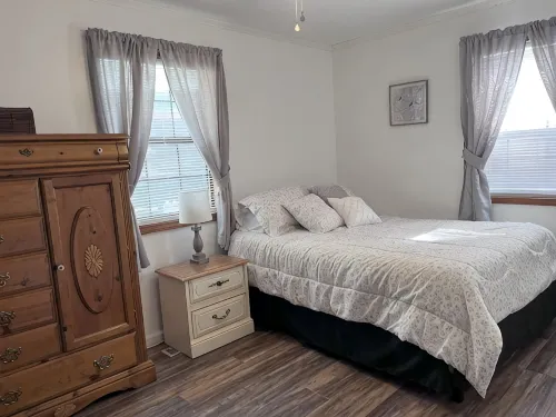 Cozy 2 bedroom Cabin on 5 acres with pond view.