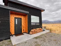 Modern 3 bedroom home on 20 private acres in Paradise Valley Hotels in Pray