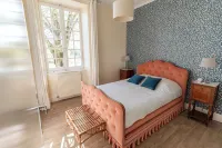 Beautiful 1900 Demeure with swimming pool and enclosed garden, in a charming village - บูติค