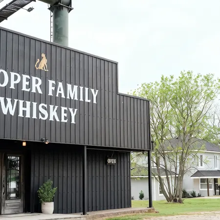 The Whiskey House 12 min from Round Top, steps away from Kooper Family Whiskey