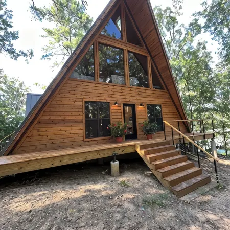 Modern lakefront cabin nestled in the piney woods of East Texas. Pet Friendly! Hotéis em Camp County