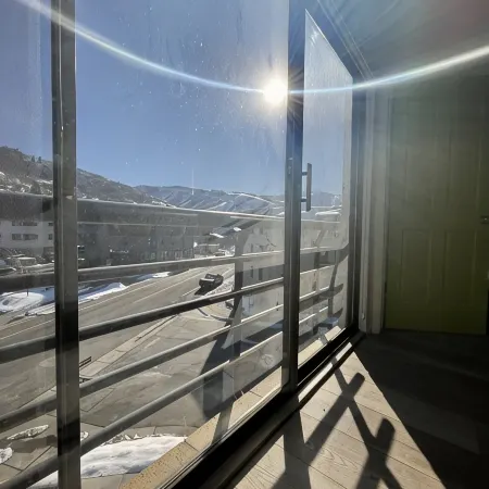 Cozy Freshly remodeled 1B/1B Retreat close to Main