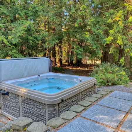 Clean & Cozy 2br/2ba, Remodeled w/ Hot Tub, Close To Beach & Town: See Reviews