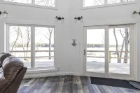 Beautiful cottage on the lake with brand new sauna, large yard and office space. - Homestays