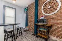 The Dubuque House - Historic Downtown Location - de charme