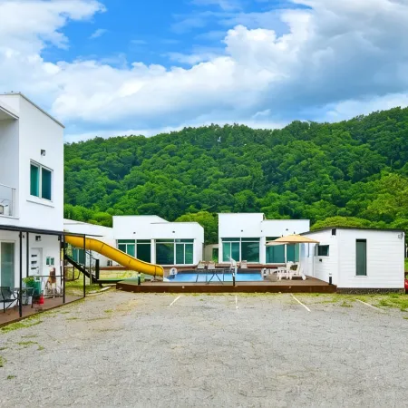 Gapyeong Eye Candy Pension (Spa, Individual Barbecue, Netflix) Отели рядом с достопримечательностью «Мемориал вооруженным силам Канады в Капхёне»