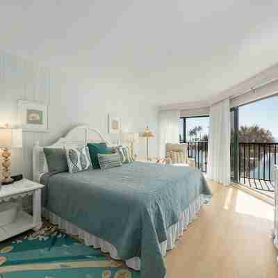 Completely renovated one bedroom on the beach, 65' Samsung TV tennis, pool. Rooms