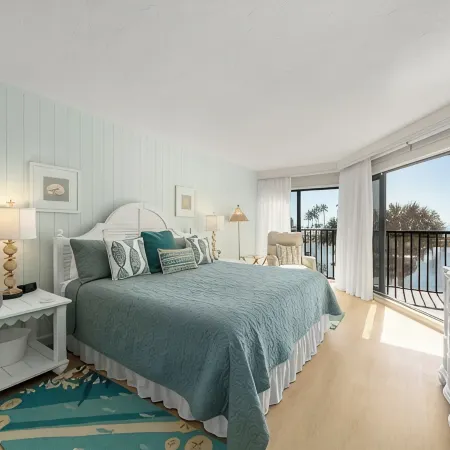 Completely renovated one bedroom on the beach, 65' Samsung TV tennis, pool.