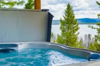 Ski Shores: the Chalet 3 Bedroom Cabin by RedAwning - parking