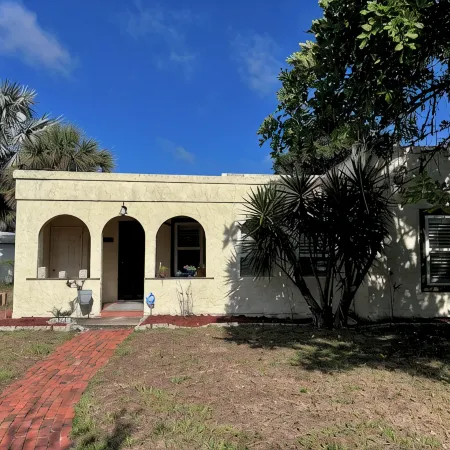 Cozy cottage minutes from beaches, historic downtown, and vibrant arts district!