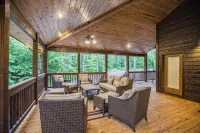 Deer Hollow Lodge: 4 Master Suites, Pool Table, Hot Tub & Fire Pit - 2 stjerner