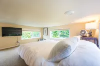 ElkCreekInn: creekside tiny home - バルコニー