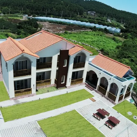 Seogwipo Wooribada Pension Отели рядом с достопримечательностью «Пляж Пёсон»