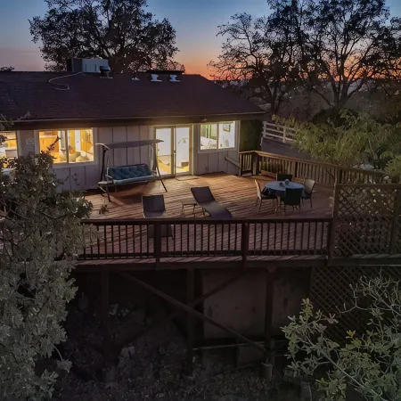 Treetop Villa, Charming cottage on 100 acres with WiFi and AC in serene Mariposa