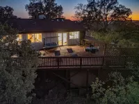Treetop Villa, Charming cottage on 100 acres with WiFi and AC in serene Mariposa - 4-Star