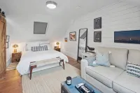 Modern 1 bed/Studio - Steps from the Center of Town - 4 ดาว