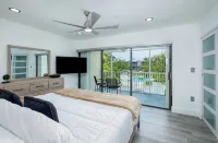 Tropical 2BR/2BA Getaway in Gorgeous Key Largo, Pool, Kayak, Lagoon, Marina, - Boutique