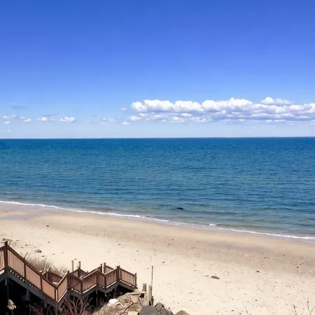 Renovated Cozy Chic North Fork Cottage, steps away from the Beach & Wine Trail!! Отели в г. Риверхед