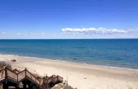 Renovated Cozy Chic North Fork Cottage, steps away from the Beach & Wine Trail!!