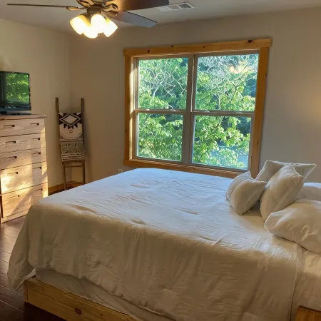 Blue Ridge Cabin within 40 feet of the Toccoa River and Trout Fishing