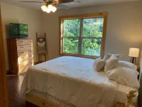 Blue Ridge Cabin within 40 feet of the Toccoa River and Trout Fishing
