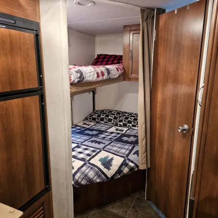 Cozy camping retreat on the banks of the beautiful AuSable River グレイリング・タウンシップのホテル