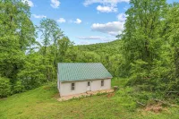 Charming 4-bedroom farmhouse in brilliant Roseland / The Hen House