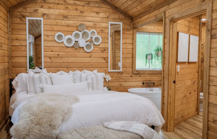 Romantic Cabin sitting on 18 acres of flat land surrounded by a creek!