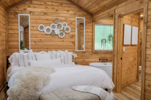 Romantic Cabin sitting on 18 acres of flat land surrounded by a creek! - Alppimaja