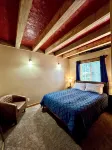 The Cozy Acorn Cascade Lake Retreat